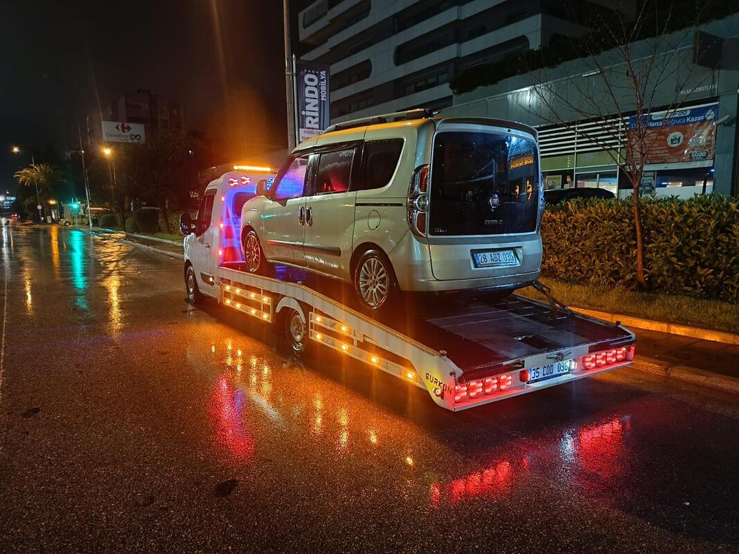 Bayraklı çekici aracı